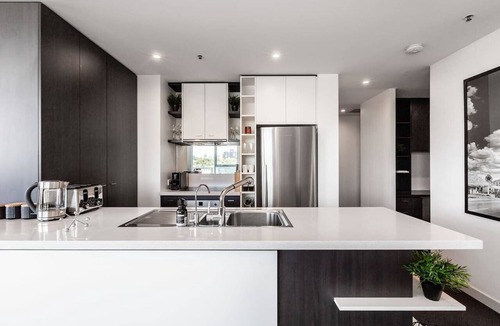 South Yarra Apartment | City View Chic in South Yarra with Parking