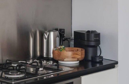 Chinatown Apartment | Cityscope Stylish CBD Pad with a View