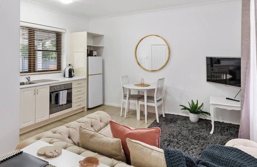 Central Mudgee House | Claret on Douro Three Cottages for Group Getaways