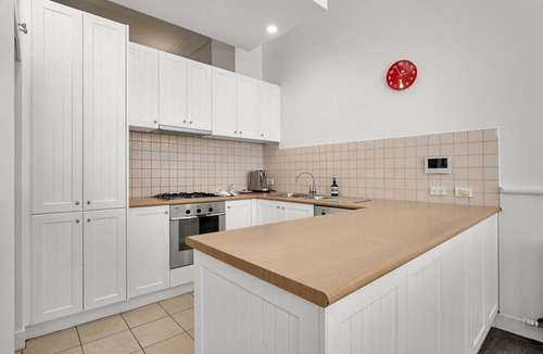 Melbourne Central Business District Apartment | Classic 1-Bed City Stay Near Eateries and Laneways