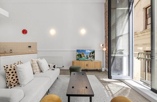 Melbourne Central Business District Apartment | Classic 1-Bed City Stay Near Eateries and Laneways