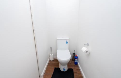 Corio Apartment | Classic decor, freshly painted 3 bedroom and 2 bathroom quiet home