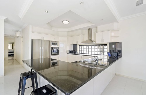 Helensvale House | Classic Elegance Waterfront. Incl FREE entry to 3 theme parks, 5 mins drive.