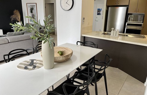 Broadbeach Apartment | Classic Penthouse with Private Sky Terrace. Panoramic Views. 2 free Car Parks