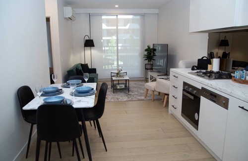 Clayton Apartment | Clayton Luxe Retreat- Elegant 2 BDR with Balcony