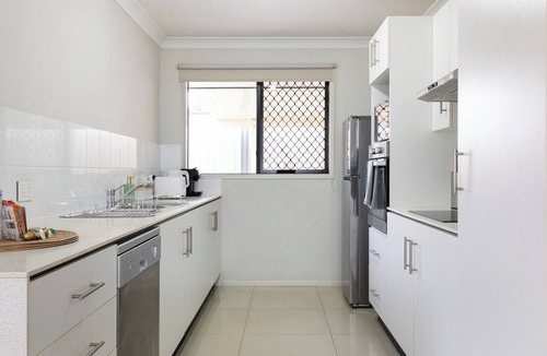 Acacia Ridge Apartment | Clean Acacia Ridge 2BR | Good Location w/Parking | 6AS2