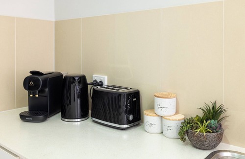 Rocklea Apartment | Clean Rocklea 1BR | Good Location | Kitchen | 118D1