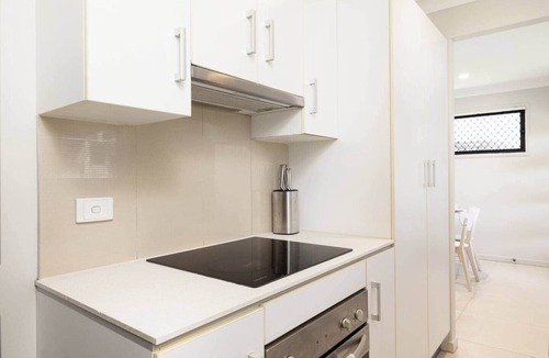 Rocklea Apartment | Clean Rocklea 1BR | Kitchen | Workspace | 220D1