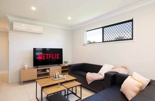 Rocklea Apartment | Clean Rocklea 1BR | Kitchen | Workspace | 220D1