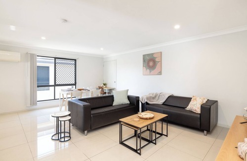 Rocklea Apartment | Clean Rocklea 2BR | Parking & AC | 219D2