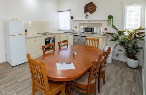 North Bendigo House | Clifford’s Cottage – Spacious 3BR | Flexible Rooms | Free Parking