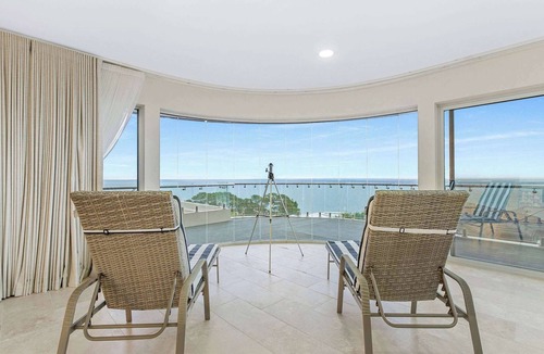 Mount Martha House | Cliffside Castle | Bay And City Views
