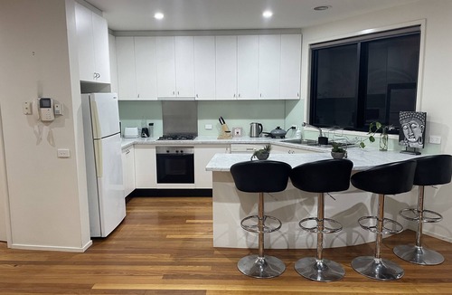 Saint Kilda South Apartment | Close to Everything 3 Bedroom Apartment with Balcony convenient and luxury