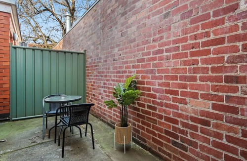 Saint Kilda South Apartment | Close to Everything, Entire St Kilda Apartment Queen Bed
