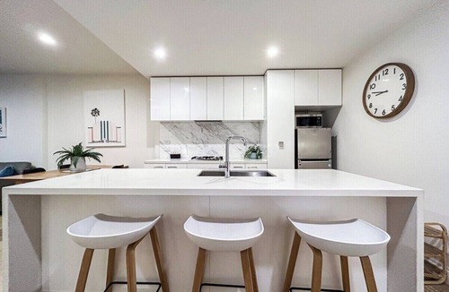 North Melbourne Apartment | Close to Mel Uni 2BR2BA parking+ Balcony+wifi