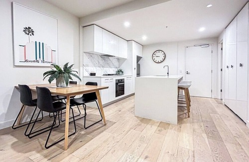 North Melbourne Apartment | Close to Mel Uni 2BR2BA parking+ Balcony+wifi