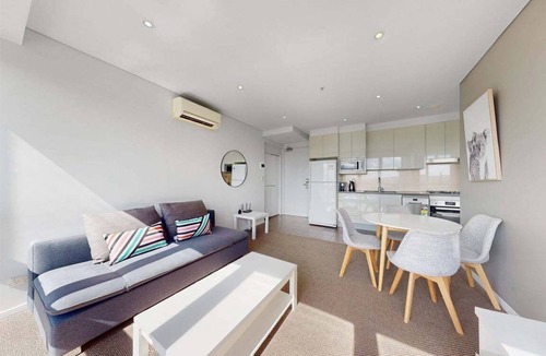 Clayfield Apartment | Cloud 17 Retreat - Meriton Soleil Private Apt 1B