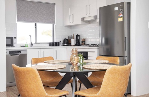 Belmont Apartment | Cloverdale Minimalist | 10 Mins to Airport & City