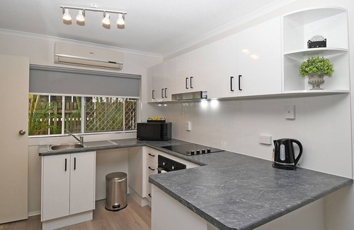 Torquay House | Coast Apartments Large 2 Bed 1 Bathroom with Pool