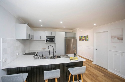 Clarkson House | Coast Luxury Modern Retreat (3bdr - 3 bath)