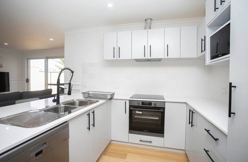 Clarkson House | Coast Luxury Modern Retreat (3bdr - 3 bath)