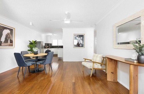 Burleigh Heads Apartment | Coastal 2-Bed with Balcony, 200m from Beach