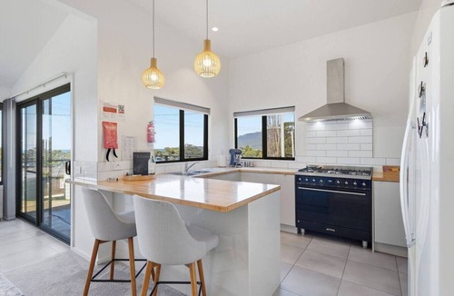 Eaglehawk Neck House | Coastal 2BR Escape, Steps to Beach, Dining and Bar