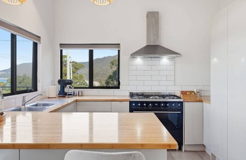 Eaglehawk Neck House | Coastal 2BR Escape, Steps to Beach, Dining and Bar