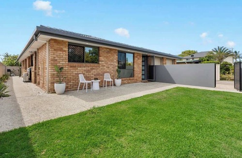 Buddina House | Coastal 3BR Beachside Haven, Pet-Friendly!