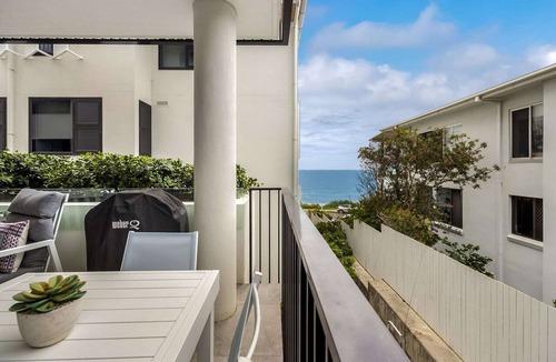 Coolum Beach Apartment | Coastal Bliss: 3-Bedroom Retreat with Pool
