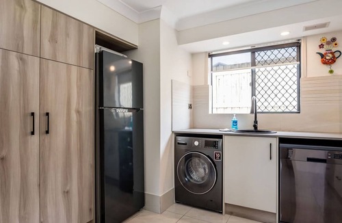 Wynnum House | Coastal Calm at Plumeria Place