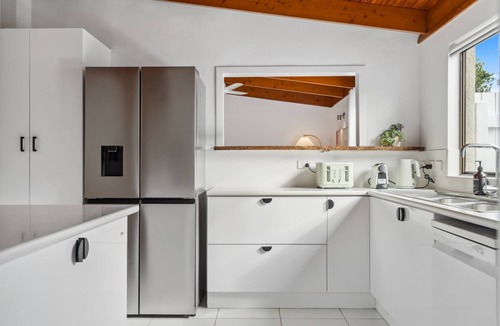 Maroochydore House | Coastal Comfort: Relax & Recharge in Maroochydore