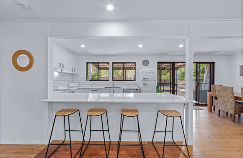 Cannonvale House | Coastal Cottage - Pets Welcome, Boat Parking, Walk to Beach & Shops
