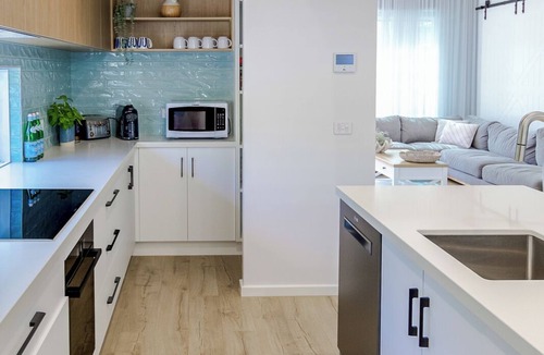 Dromana House | Coastal Delight - 4pm check out Sundays