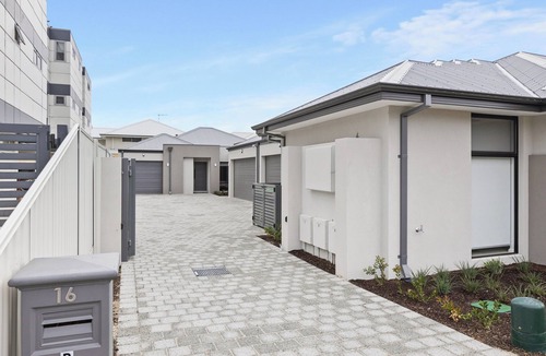 Innaloo House | Coastal Elegance | 3BR 2BA Near Beach & City