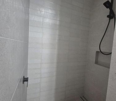 Innaloo House | Coastal Elegance 3BR 2BA Near Beach & City