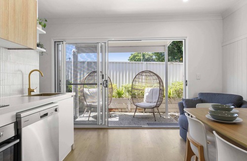 Redcliffe Condo | Coastal Escape with Horses and Beach Walk