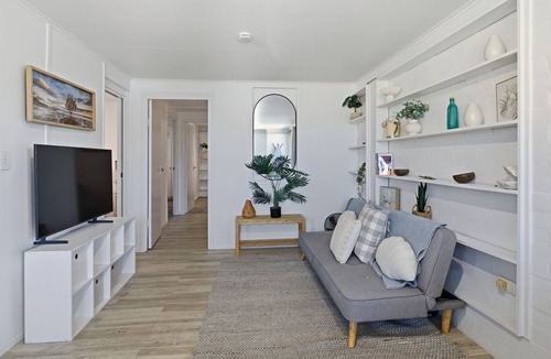 Margate Apartment | Coastal Escape with Courtyard and Parking