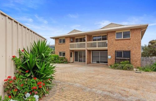 Apollo Bay House | Coastal Gem - pool table and views