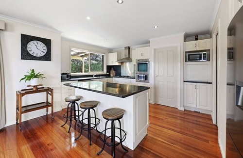 Warrnambool House | Coastal Getaway-3BR, 2BA with Stunning Sea Views