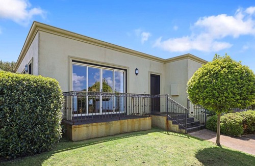 Warrnambool House | Coastal Getaway-3BR, 2BA with Stunning Sea Views