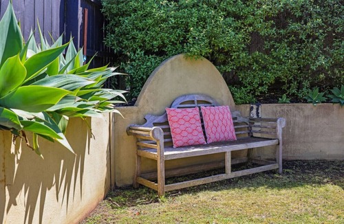 Warrnambool House | Coastal Getaway-3BR, 2BA with Stunning Sea Views
