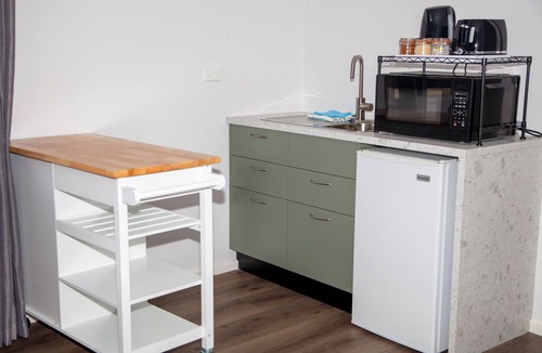 Dalmeny Apartment | Coastal Hideaway, is less than a 7min stroll from 2 beautiful beaches.