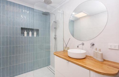 Doubleview Apartment | Coastal Luxe Escape - Parkside Beach Stay