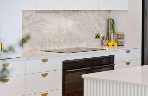 Mornington House | Coastal Luxe - Main St, Beach, Kids Cubby & Swings