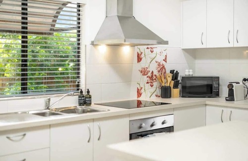 Kewarra Beach House | Coastal Mountain View Cottage for Couples