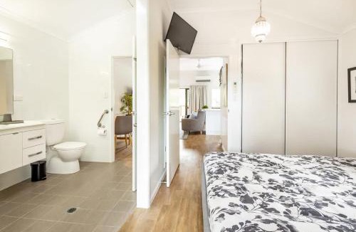 Kewarra Beach House | Coastal Mountain View Cottage for Couples