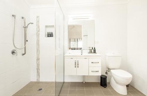 Kewarra Beach House | Coastal Mountain View Cottage for Couples