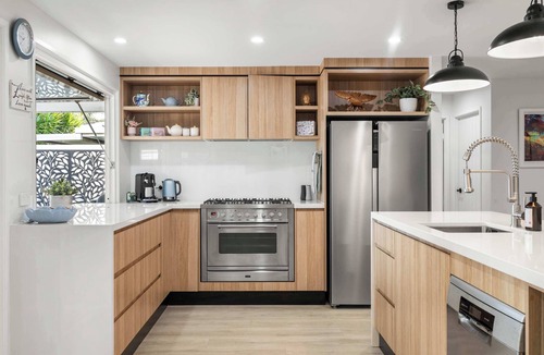 Warana House | Coastal Noir Retreat - Pool, PF & Walk to Beach