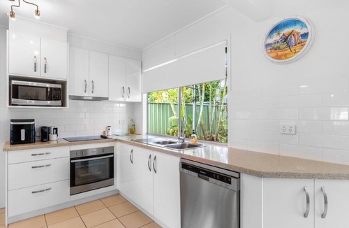Bongaree House | Coastal Palms Hideaway
